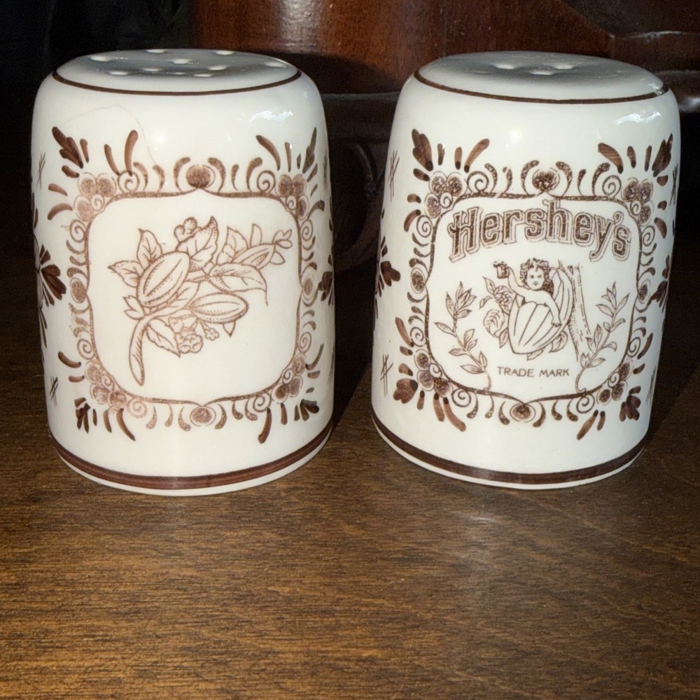 Salt and Pepper Shaker souvenir, tourist, Hershey Park, Pennsylvania. Ceramic. A